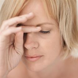 Göz spazmı, sık göz kırpma veya göz seğirmesinin nedenleri nelerdir?