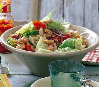 Karışık yeşillikli ton balıklı salata